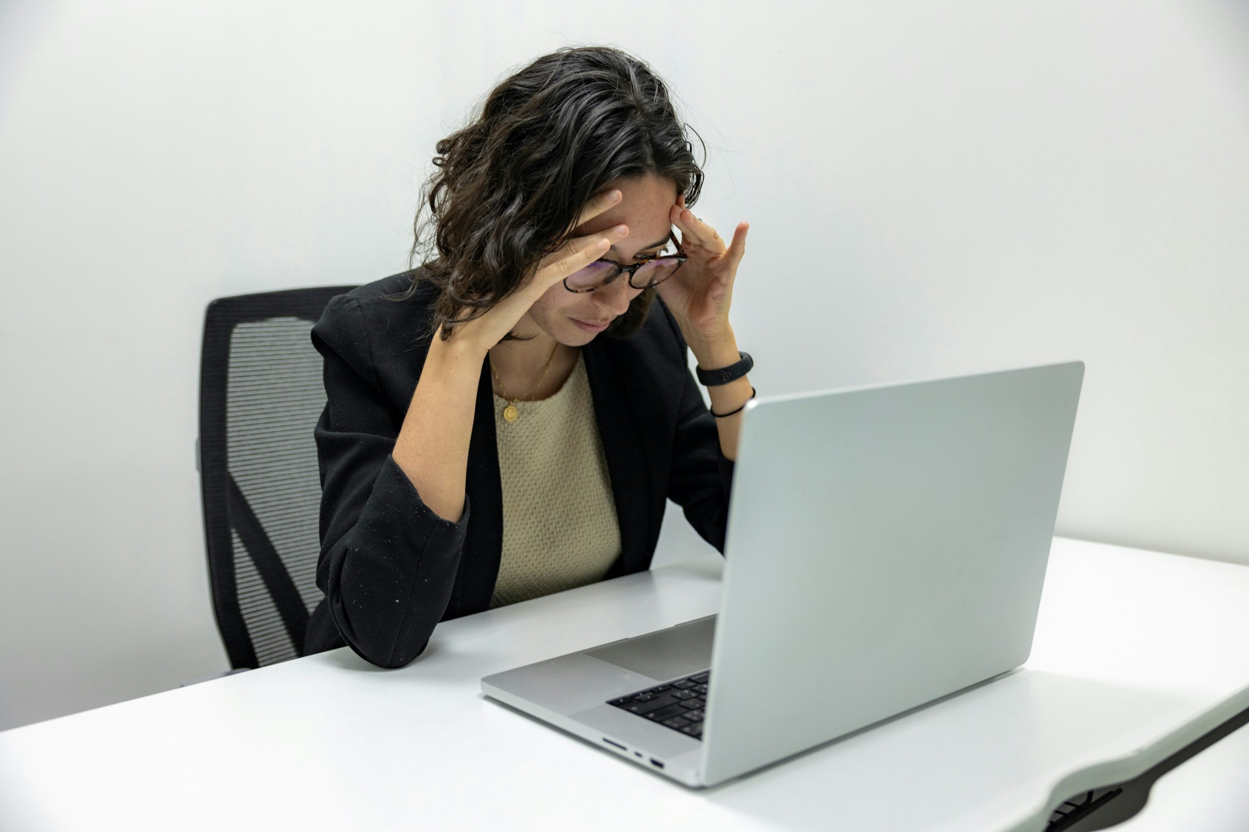 A lady giving presentation in a meeting